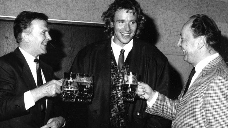 Schon längst versöhnt: Thomas Gottschalk und sein Fast-Chef Ottmar Schmidt (rechts) stoßen zusammen mit dem damaligen Kulmbacher OB Erich Stammberger (links) nach einer "Wetten, dass ...?"-Show auf die gelungene Sendung an.  Foto: Archiv/Stephan Tiroch