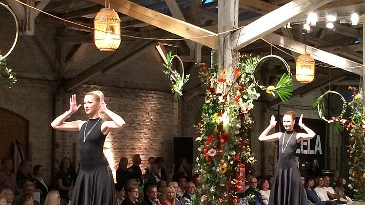 Modenschau im Coburger Güterbahnhof: Tänzerinnen vom  Ballettstudio am Ketschentor präsentierten Schmuck vom Coburger Juwelier DelochOliver Schmidt