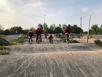 Kinder ab fünf Jahren sowie Jugendliche und Erwachsene sausen auf der Herzogenauracher BMX-Bahn durchs Gelände und treffen bei den Wettkämpfen in der Bayernliga auf Sportler aus ganz Bayern, zwischen Kolbermoor und Esselbach.  Foto: privat