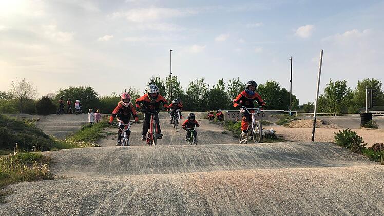 Kinder ab fünf Jahren sowie Jugendliche und Erwachsene sausen auf der Herzogenauracher BMX-Bahn durchs Gelände und treffen bei den Wettkämpfen in der Bayernliga auf Sportler aus ganz Bayern, zwischen Kolbermoor und Esselbach.  Foto: privat