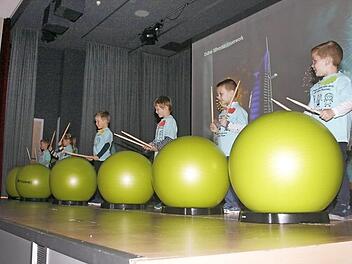 Die "Marienk&auml;fer"-Kinder durften zum gro&szlig;en Fest richtig laut auf Medizinb&auml;llen trommeln.  Fotos: Martin Rebhan