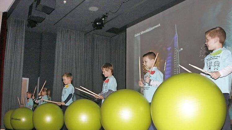Die "Marienk&auml;fer"-Kinder durften zum gro&szlig;en Fest richtig laut auf Medizinb&auml;llen trommeln.  Fotos: Martin Rebhan