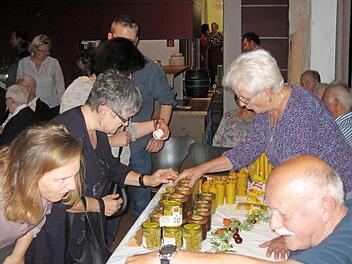 Auch die Stände bei der Blumenschmuckprämierung (hier der Stand mit Produkten der Imkerei) stießen auf Interesse.  Foto: Sabine Gehles