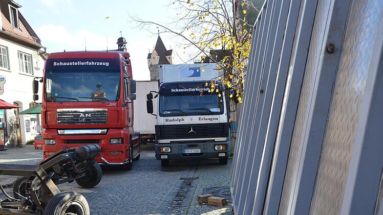 Aufbau zur Martinikirchweih am Donnerstag