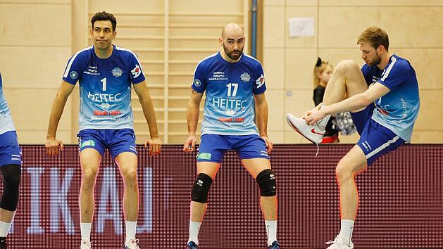 Entt&auml;uschung und Frust bei Heitec Volleys (von links): Roosewelt Filho, Carlos Antony und Luuc van der Ent betrauern eine Niederlage gegen D&uuml;ren. Traurig ist auch die finanzielle Situation des Eltmanner Vereins, der alle Spieler, Trainer und Mitarbeiter entlassen musste. Foto: Daniel L&ouml;b