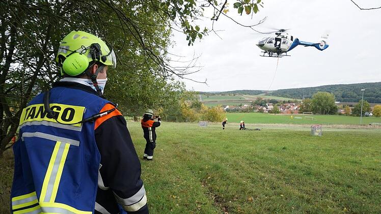 Einsatzleiter Christian Hoenen beobachtete die einzelnen Übungen genau. Foto: Marion Eckert