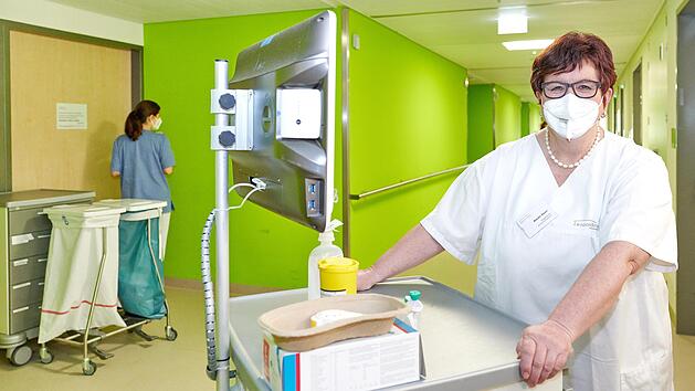 Renate Bauer an ihrem Arbeitsplatz auf der Station 33/34 im Leopoldina-Krankenhaus.