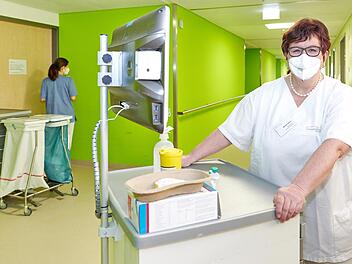 Renate Bauer an ihrem Arbeitsplatz auf der Station 33/34 im Leopoldina-Krankenhaus.