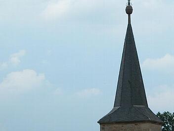 Der Kirchturm in Haard. Auf der Turmspitze prangt die Turmkugel.