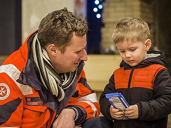 Einer der Johanniter-Helfer überbringt ein Päckchen in die Ukraine.