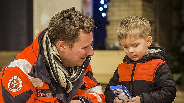 Einer der Johanniter-Helfer überbringt ein Päckchen in die Ukraine.
