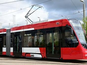 Lkw beschädigt Oberleitung in Nürnberg: Straßenbahnlinie unterbrochen