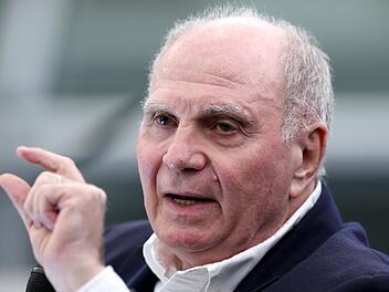 Uli Hoeneß fordert, dass der Frauenfußball sich wirtschaftlich auf Dauer selbst tragen müsse.