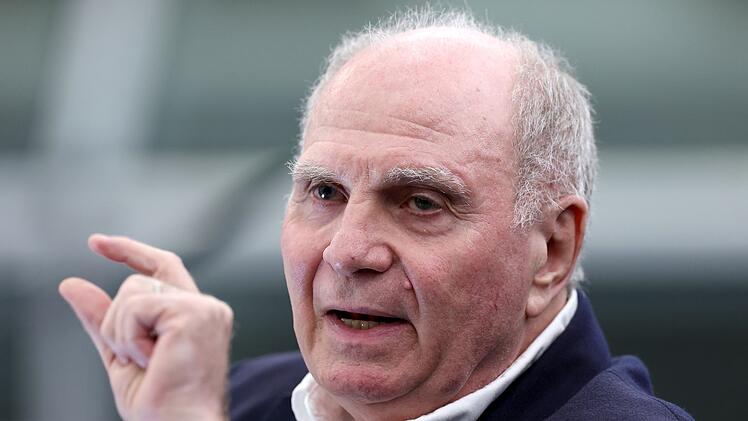 Uli Hoeneß fordert, dass der Frauenfußball sich wirtschaftlich auf Dauer selbst tragen müsse.
