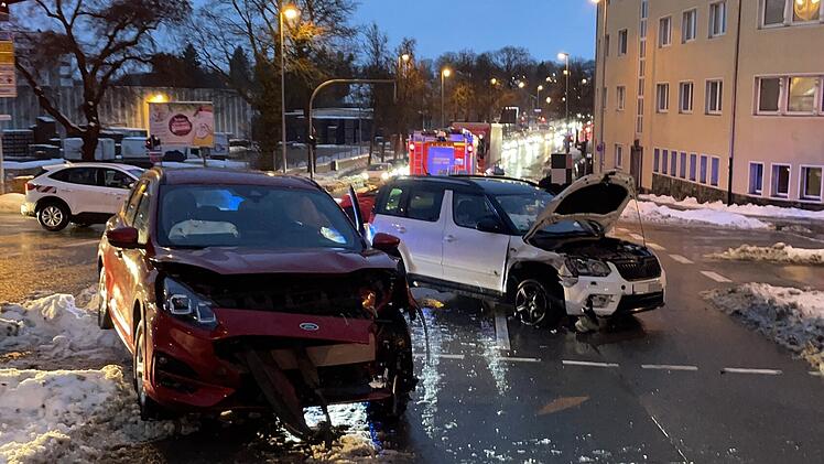 Schwerer Unfall in Hof: Zwei Verletzte und erheblicher Sachschaden