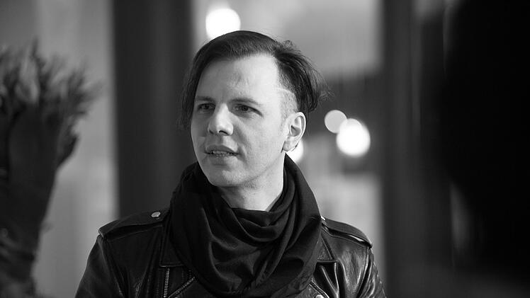 Teodor Currentzis leitet als Dirigent seines Utopia Orchesters die Salzburger "Carmen".