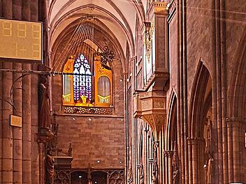 Burkhard Ascherl am Hauptspieltisch der vier Orgeln im Freiburger M&uuml;nster.Brigitte Ascherl