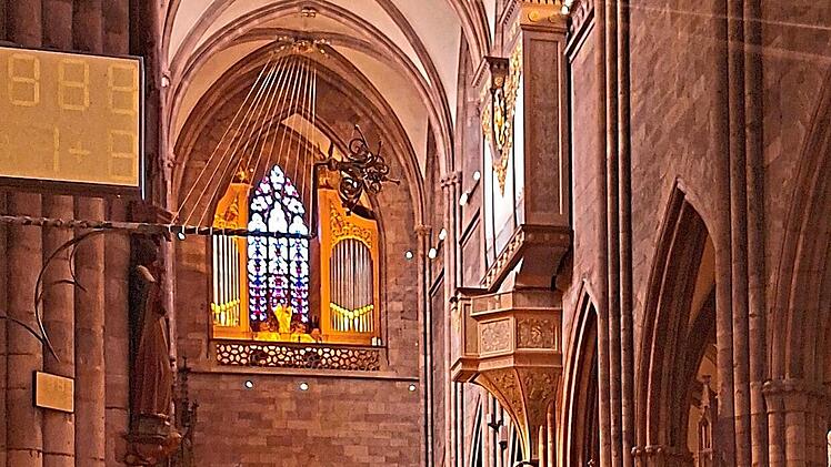Burkhard Ascherl am Hauptspieltisch der vier Orgeln im Freiburger M&uuml;nster.Brigitte Ascherl