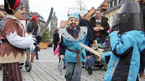 Pirat Noah, Wikinger Benedikt und Ritter Sebastian fochten auf dem Marktplatz wilde Kämpfe aus.