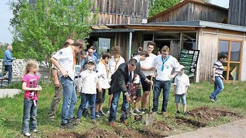 Die Pfadfinder überließen dem Bürgermeister die Ehre, die erste Heckenpflanze einzusetzen.