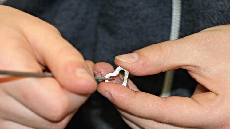 Grate werden am selbstgefertigten Werkstück, hier an einem Herz, mit dem Feinschliff entfernt. Foto: Helmut Will