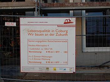 Auf Baustellenschildern am Albertsplatz verspricht die Wohnbau Stadt Coburg GmbH, an Coburgs Zukunft zu bauen. Wie viel Raum hat dabei der soziale Wohnungsbau? Foto: Helke Renner