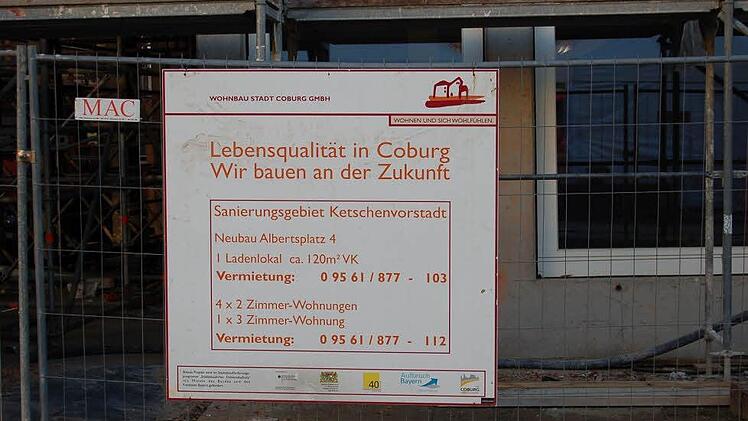 Auf Baustellenschildern am Albertsplatz verspricht die Wohnbau Stadt Coburg GmbH, an Coburgs Zukunft zu bauen. Wie viel Raum hat dabei der soziale Wohnungsbau? Foto: Helke Renner