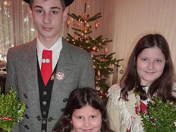 Max, Lisa und Anna Lifka (von links) zogen zu Silvester als Pfefferer durch Haig.  Foto: Ger Fleischmann