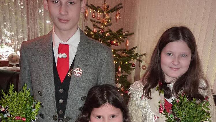 Max, Lisa und Anna Lifka (von links) zogen zu Silvester als Pfefferer durch Haig.  Foto: Ger Fleischmann