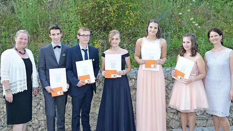 Die Jahrgangsbesten der Realschule Ebermannstadt (von links): Kerstin Eichhorn (kommissarische Schulleiterin), Kai N&uuml;&szlig;lein, Emanuel Sponsel, Annika N&uuml;tzel, Verena Schriefer, Jennifer Reeg und Susanne Heindl (Zweite Konrektorin) Foto: privat