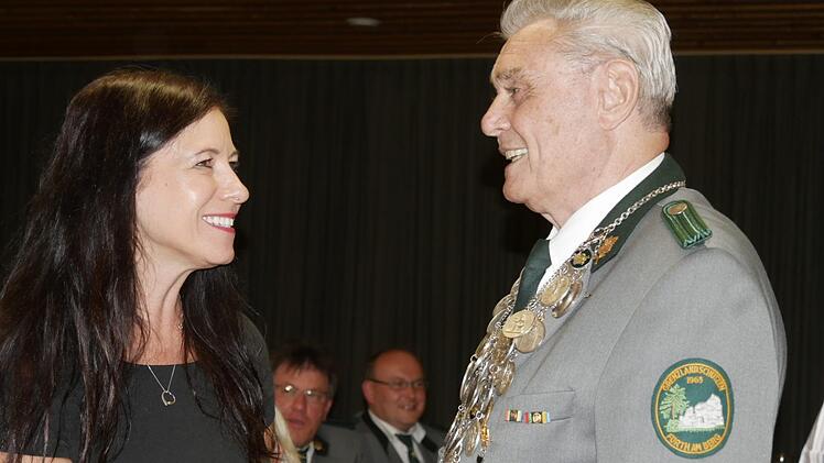 Glückwünsche für den neuen König Erwin Röther Foto: Manja von Nida