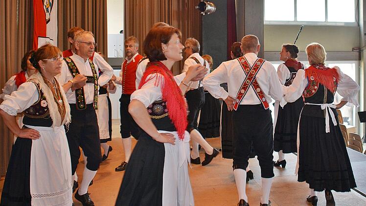 Trachten und Tanz gehören beim SaaleMusicum mit dazu. So wie hier beim SaaleMusicum und Europatag der Musik 2016 in Nordheim/Rhön mit der Kindergruppe oder beim Europatag der Musik in Hendungen. Friedrich