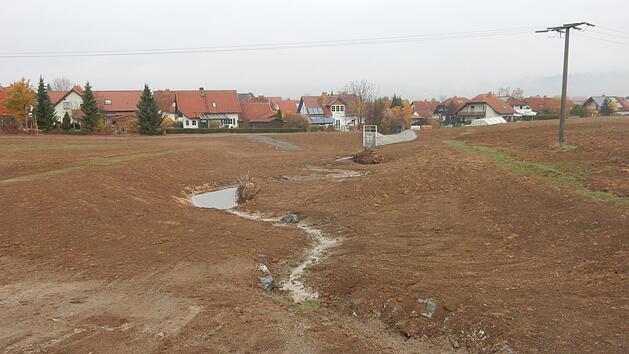 Die naturnah gestalteten Gewässerabschnitte mit mäandrierenden Läufen und Vertiefungen werden noch bepflanzt Foto: pr