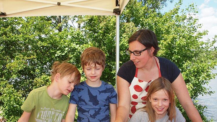An einem Stand der Umweltstation bastelten Valentin, Johannes und Lilly unter Anleitung von Kathrin Stromer "Flussgesichter" aus Rinde und Ton. Foto: Alfred Thieret