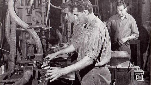 Nach dem Zweiten Weltkrieg dominierten in den heimischen Glash&uuml;tten die Halbautomaten. Die Aufnahme entstand 1960 in der seinerzeitigen Glash&uuml;tte Hammerschmidt, Kleintettau. Repro:  Gerd Fleischmann