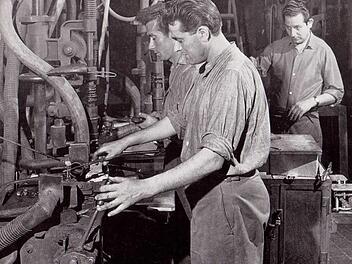 Nach dem Zweiten Weltkrieg dominierten in den heimischen Glashütten die Halbautomaten. Die Aufnahme entstand 1960 in der seinerzeitigen Glashütte Hammerschmidt, Kleintettau. Repro:  Gerd Fleischmann