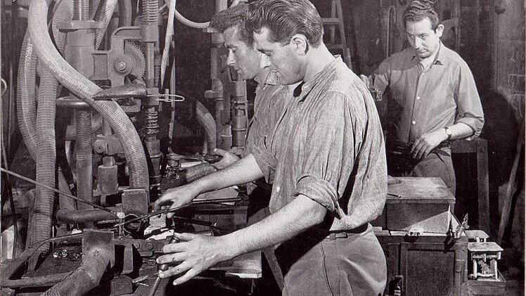 Nach dem Zweiten Weltkrieg dominierten in den heimischen Glashütten die Halbautomaten. Die Aufnahme entstand 1960 in der seinerzeitigen Glashütte Hammerschmidt, Kleintettau. Repro:  Gerd Fleischmann