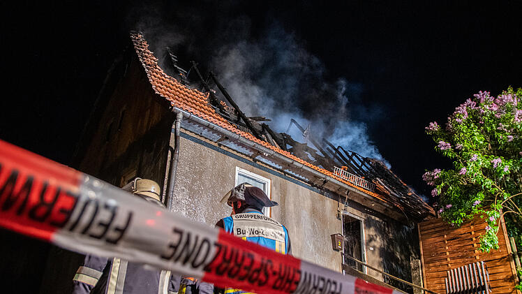Einfamilienhaus in Vollbrand: 200 Kräfte kämpfen gegen Flammen
