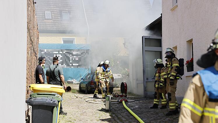 Feuer in F&uuml;rther Autowerkstatt