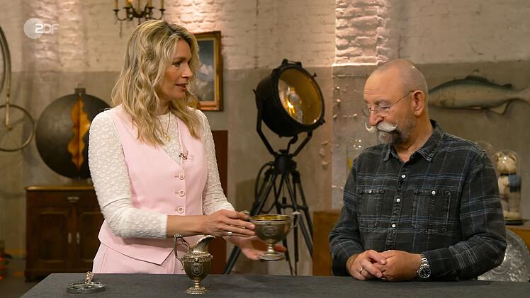 Bei den nächsten Objekten kam Horst Lichter ins Jubeln: "Endlich ist er da, der Heilige Gral! Wir werden in die Geschichte eingehen." Zur Disposition standen ein Milchkännchen und eine Zuckerschale im neoklassizistischen Stil. Die Expertise belief sich auf 350 bis 400 Euro.