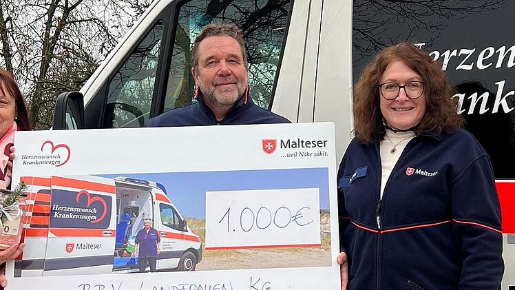 Kreisb&auml;uerin Edeltraud H&auml;usler (links) &uuml;bergibt 1000 Euro f&uuml;r den Malteser Herzenswunsch-Krankenwagen an Christian Oeding (Malteser W&uuml;rzburg) und Petra Reith (Malteser Bad Kissingen).