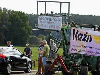 Demonstranten empfangen die Teilnehmer des rechtsextremen "Frankentags" mit Transparenten.  Foto: Katrin Geyer