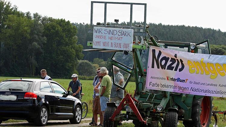 Demonstranten empfangen die Teilnehmer des rechtsextremen "Frankentags" mit Transparenten.  Foto: Katrin Geyer