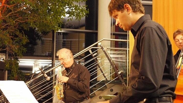 Juri Smirnov (links) mit Sopransaxophon und Ivan Ivanchenko zauberten weiche Melodiebögen. Foto:  Lindner