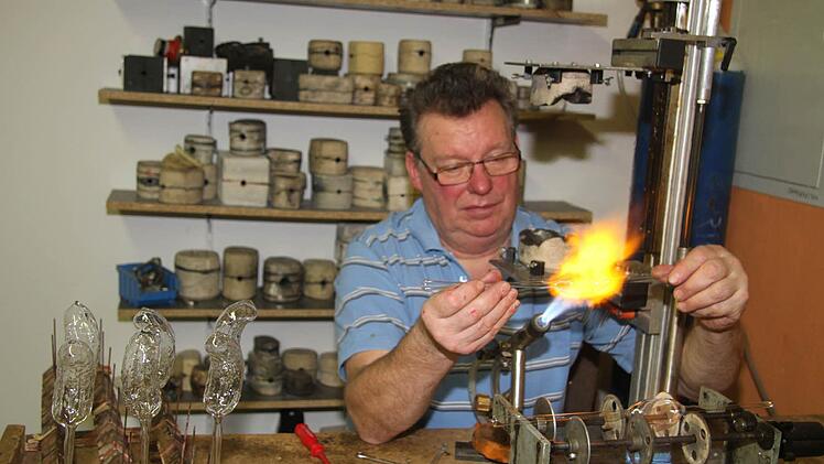 Die Kunst bei der Entstehung der Weihnachtsgurken ist, das Glas in eine Form zu blasen, so dass es auch krumm und noppig wird.