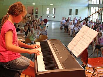 Valerie Wolfrum hat schon einen gewissen Anspruch an ihren Vortrag. Sie hat sich eine Diabelli-Sonatine ausgesucht. Fotos: Sonja Adam