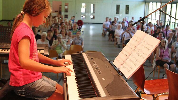 Valerie Wolfrum hat schon einen gewissen Anspruch an ihren Vortrag. Sie hat sich eine Diabelli-Sonatine ausgesucht. Fotos: Sonja Adam