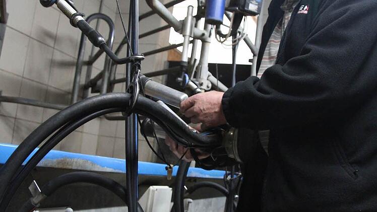 Harald Purucker an einer Melkmaschine. Foto: Sonja Adam