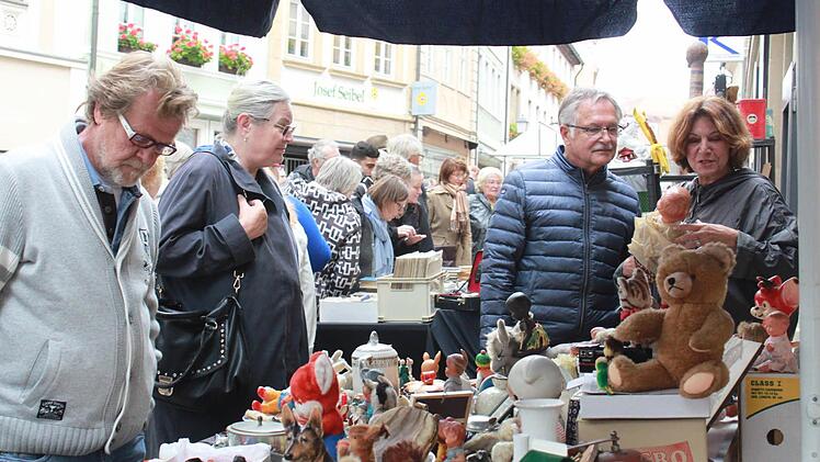 Beim Bamberger Antikmarkt kamen Liebhaber schöner alter Dinge voll auf ihre kosten. Foto: Michel Memmel