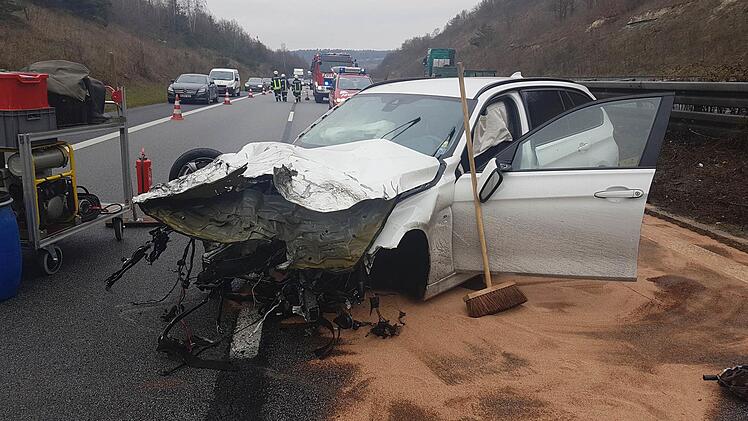 Auf der Gegenfahrbahn blieb der BMW der 52-jährigen Frau stehen. Sie hatte mit ihrem Wagen die Mittelschutzplanke auf der Maintalautobahn durchbrochen.  Fotos: News5/Merzbach